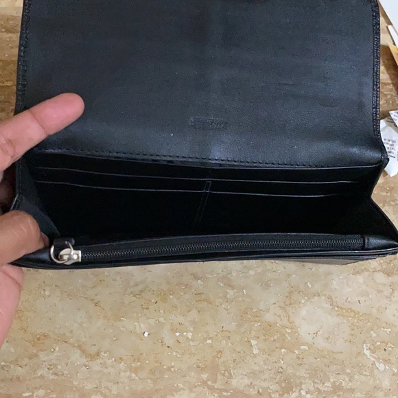 Authentic Coach used wallet. Has many many slits for a lot of cards. - Picture 5 of 8